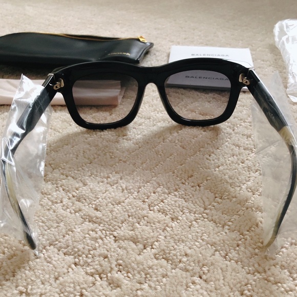 Balenciaga Black Oversized Sunglasses BA0009 01B - Picture 5 of 14